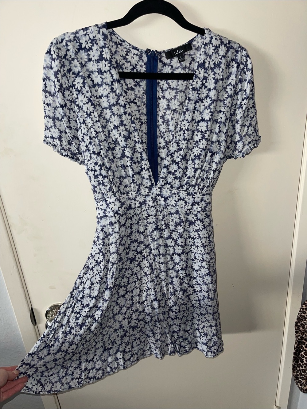 Lulu’s V-Neck Short Sleeve Floral Sundress Tie back Dress in Navy & White - L